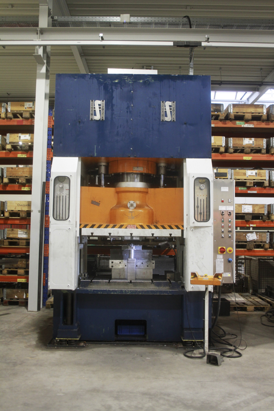 across-solutions-in-metal-maschinenpark-hydraulikpresse