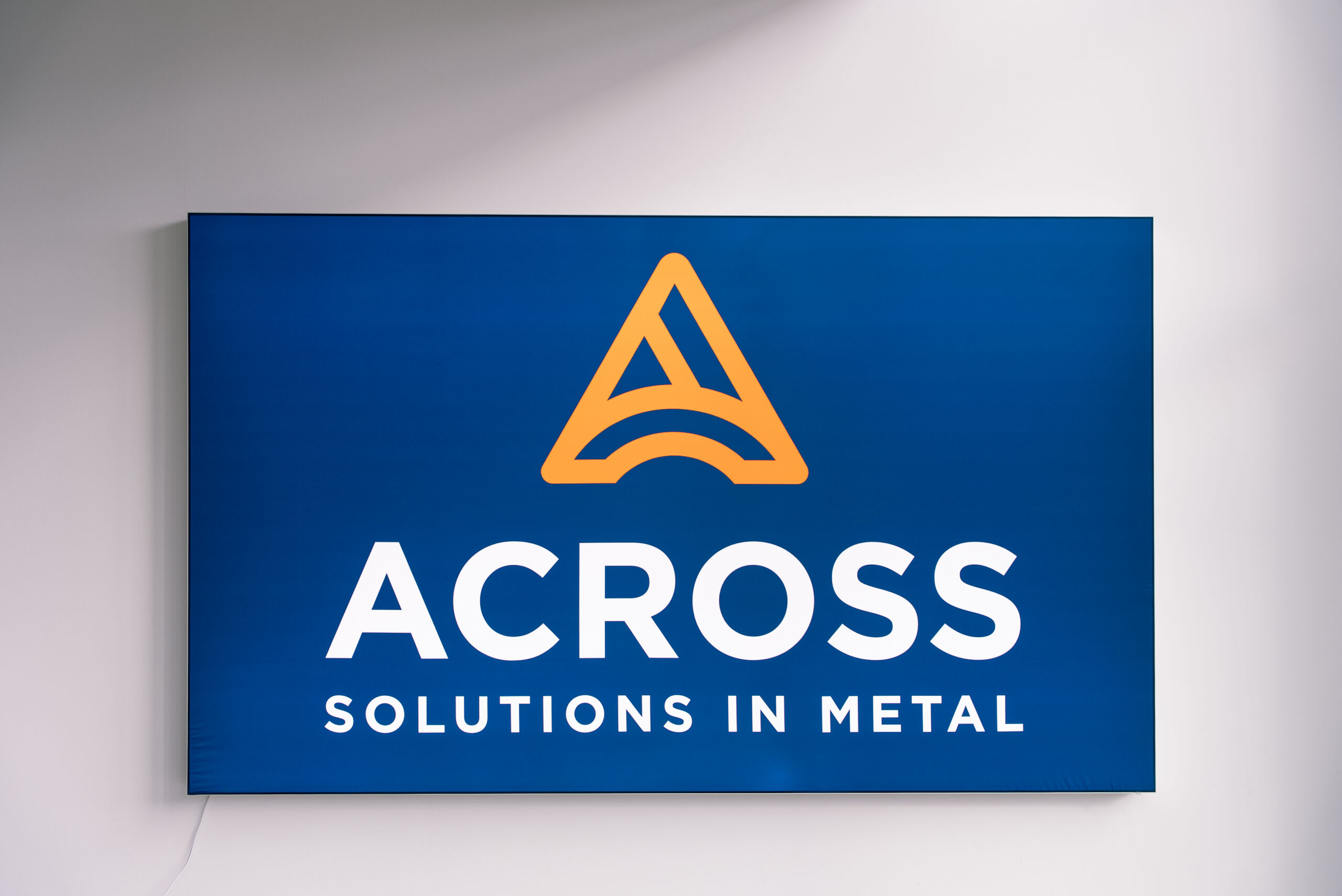 ACROSS Logo und Markenauftritt bei ACROSS Solutions in Metal