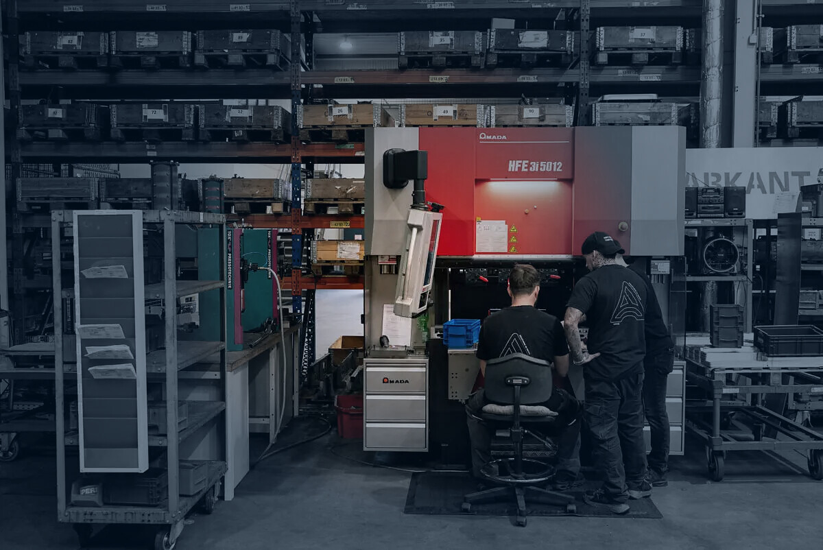 AMADA HFE 3i 5012 Abkantpresse mit Mitarbeitern bei ACROSS Solutions in Metal.