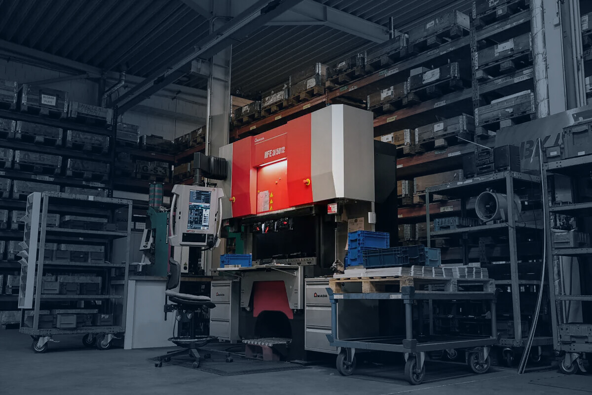 AMADA HFE 3i 5012 Abkantpresse in der Fertigung von ACROSS Solutions in Metal.