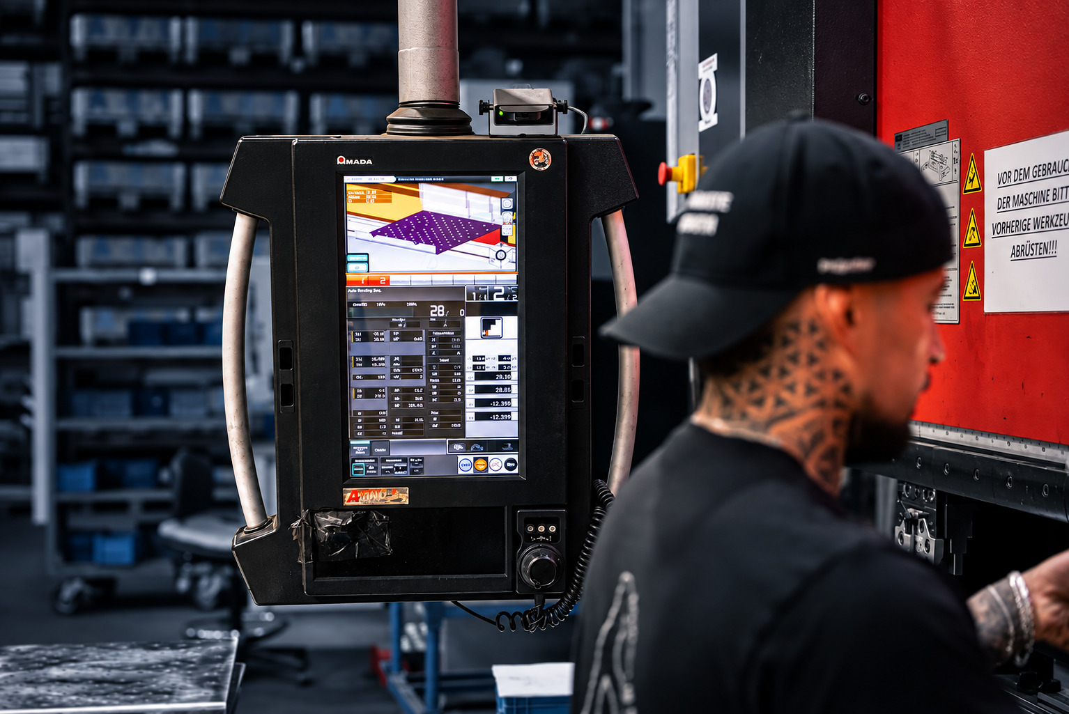 AMADA Maschinensteuerung und Mitarbeiter bei ACROSS Solutions in Metal