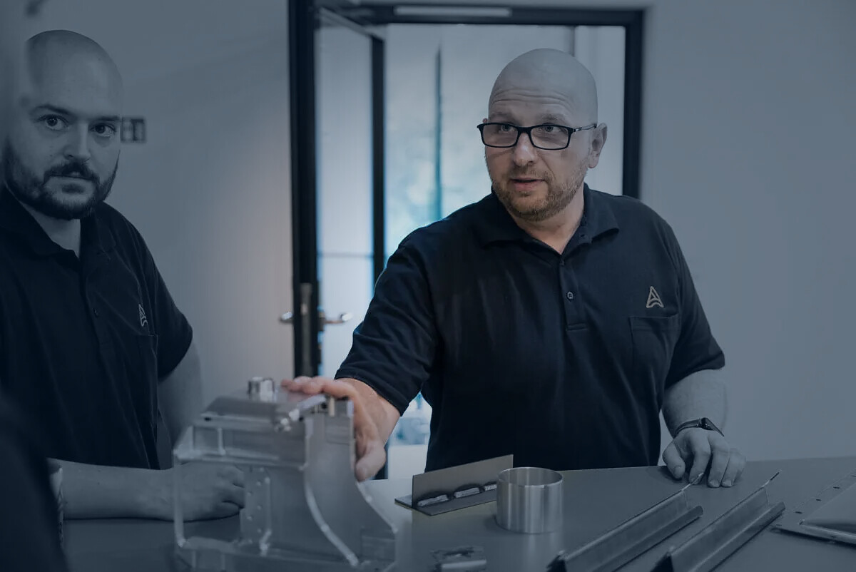 Mitarbeiter von ACROSS Solutions in Metal besprechen eine Baugruppenlösung.