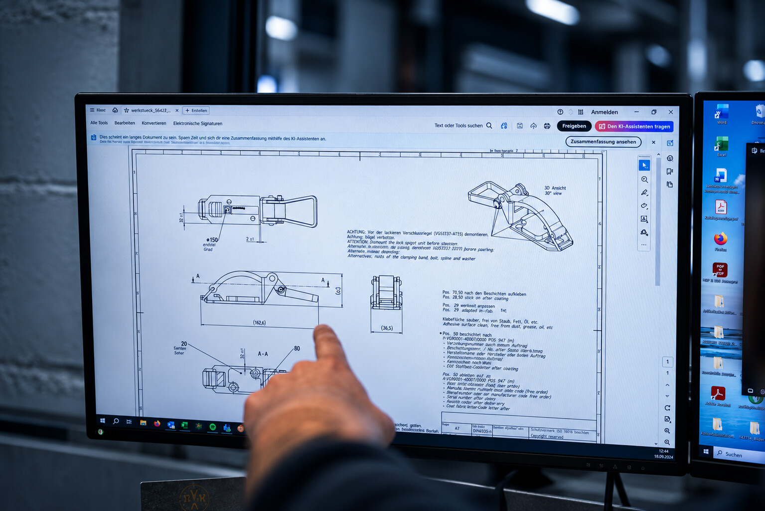 CAD-Konstruktionszeichnung mit Hand bei ACROSS Solutions in Metal.