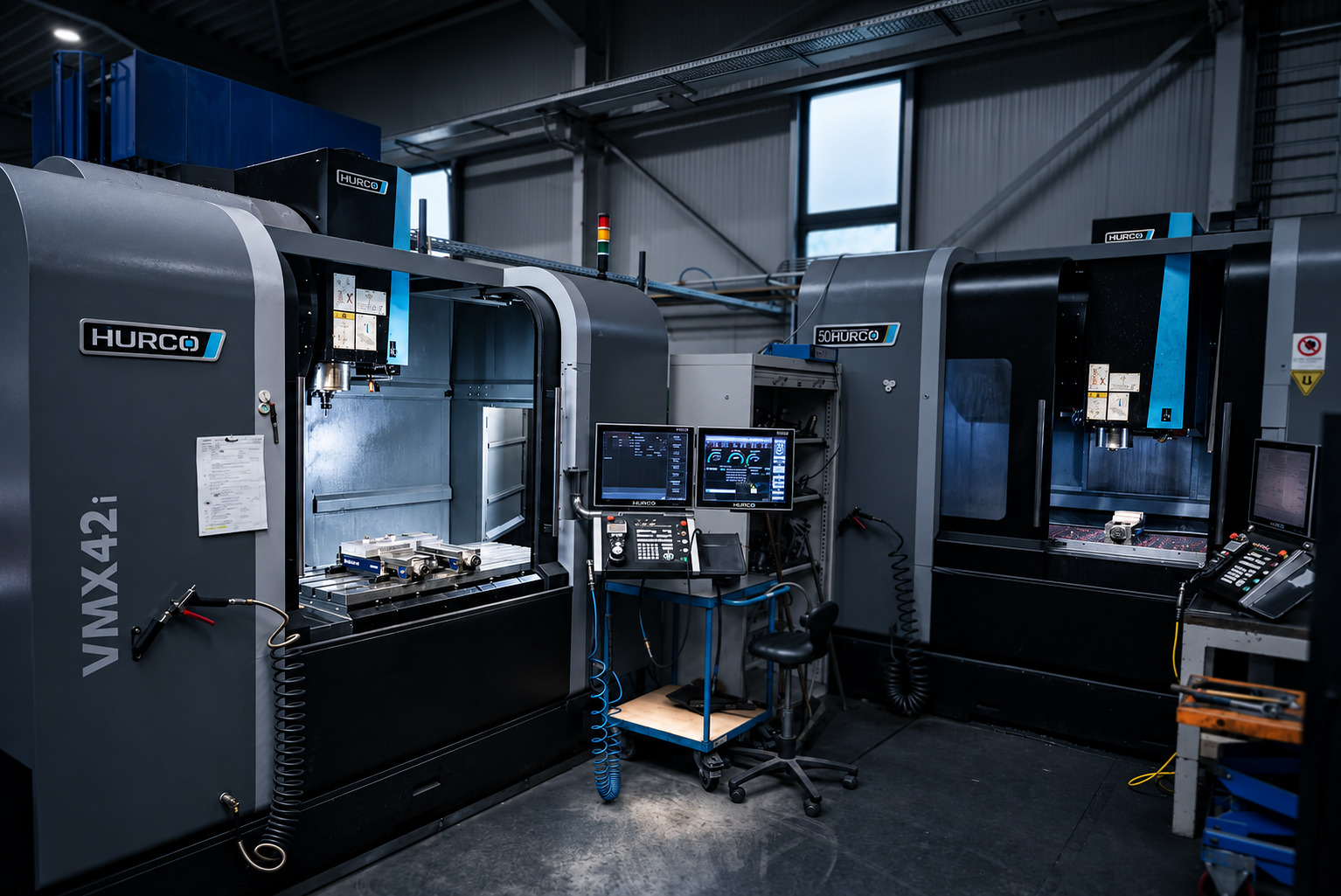 CNC-Fräswerkzeug bearbeitet eine kreisförmige Kontur bei ACROSS Solutions in Metal
