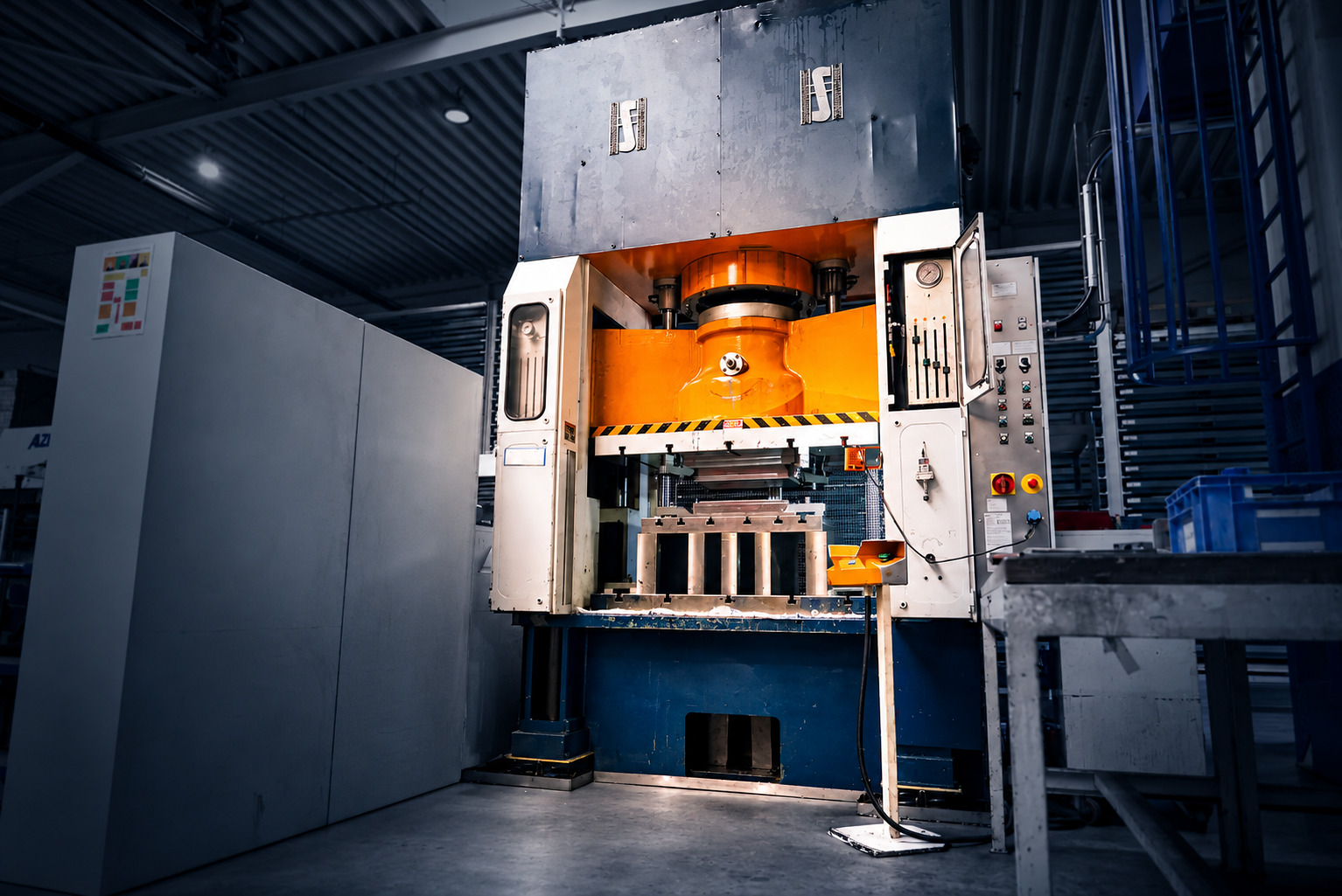 Hydraulische Presse im Maschinenpark von ACROSS Solutions in Metal