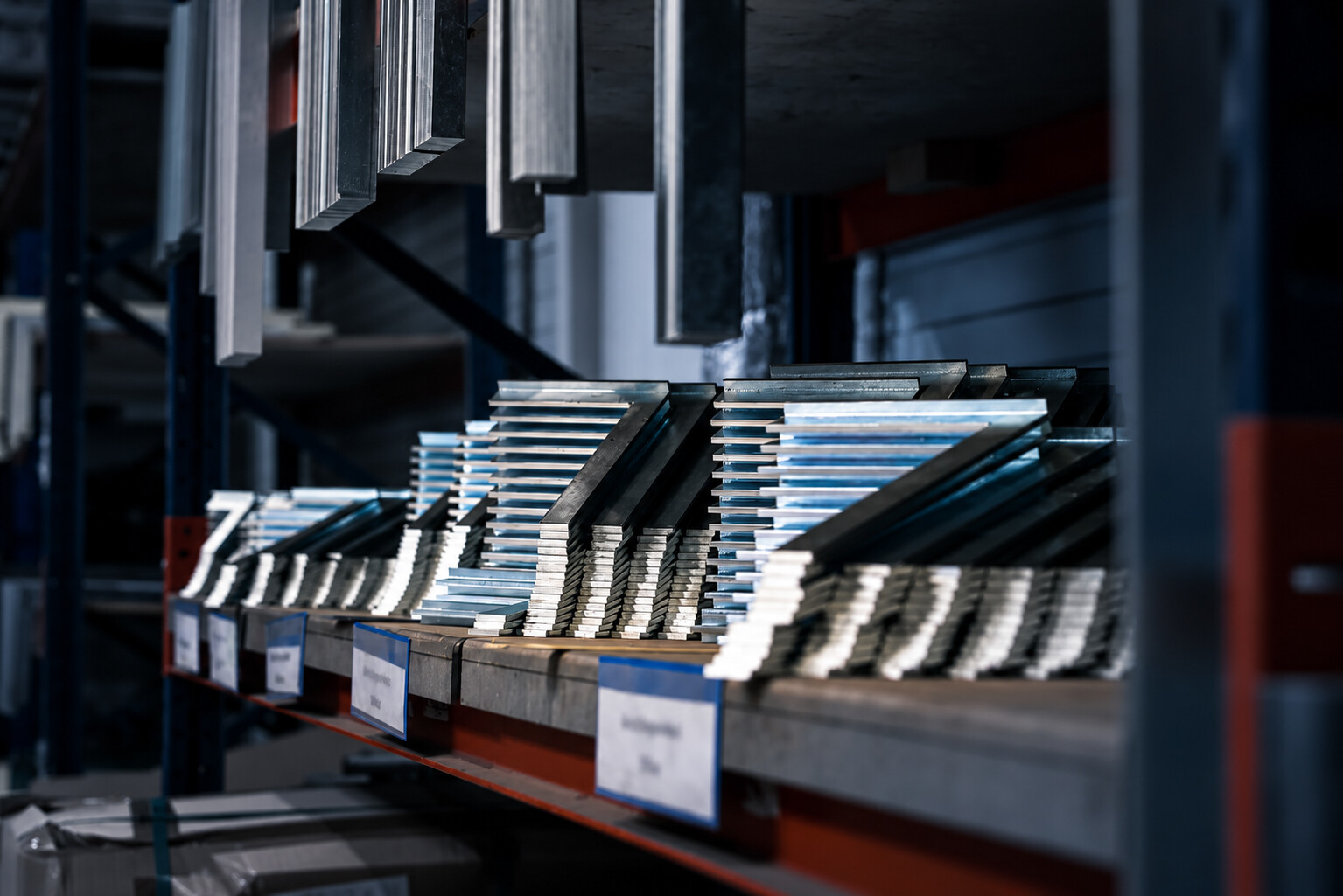 Gelagerte Metallhalbzeuge im Materiallager von ACROSS Solutions in Metal.