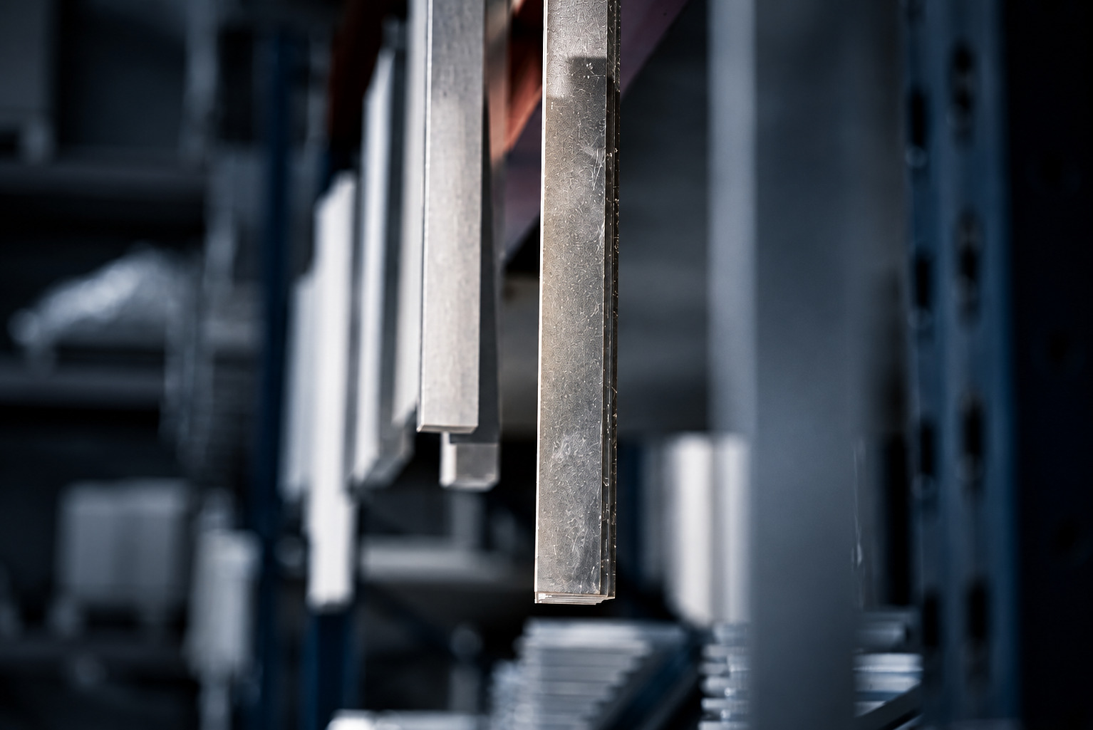Gelagerte Metallprofile bei ACROSS Solutions in Metal
