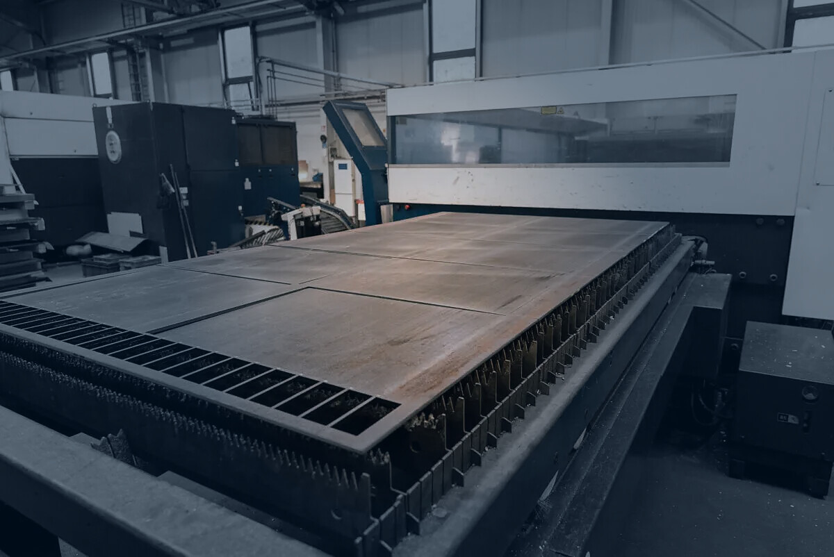 Laserschneidanlage von ACROSS Solutions in Metal mit aufgelegtem Metallblech.