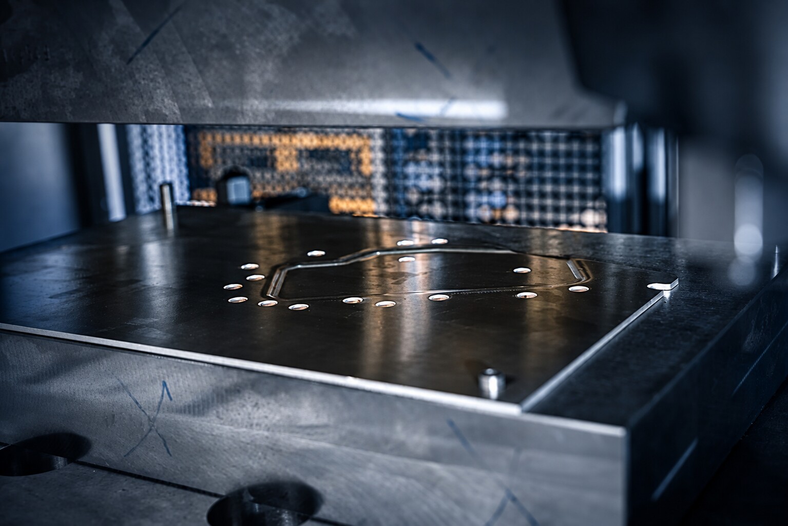 Bearbeitete Metallplatte mit präzisen Laserschnittkonturen bei ACROSS Solutions in Metal