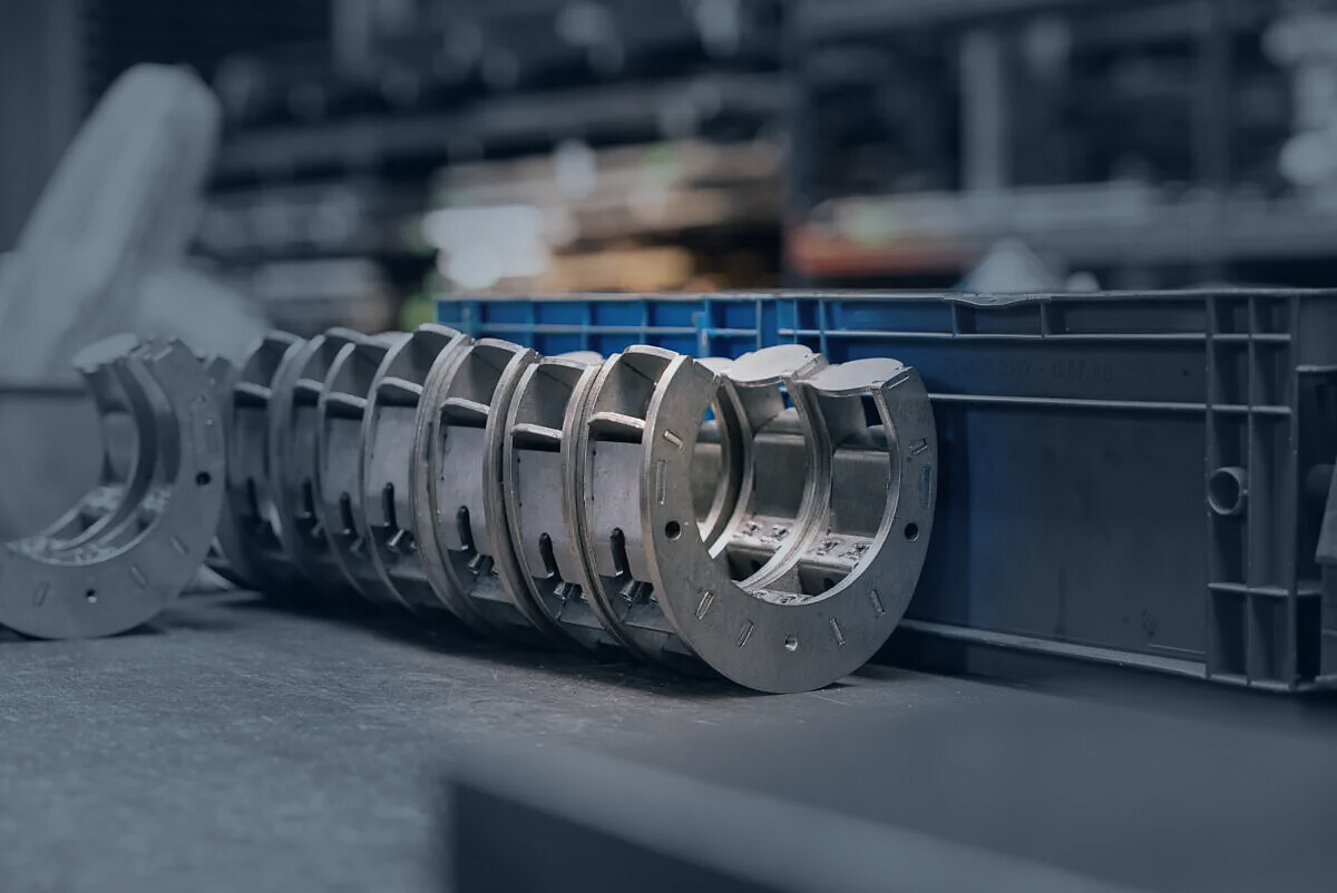 Präzise gefertigte Metallbauteile von ACROSS Solutions in Metal in einer Transportkiste.