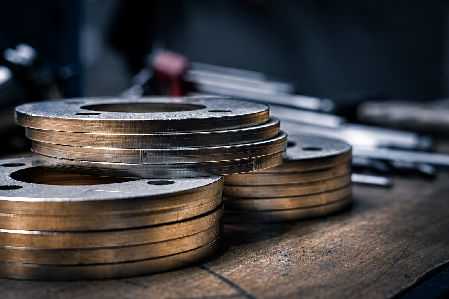 Gestapelte runde Metallbauteile bei ACROSS Solutions in Metal
