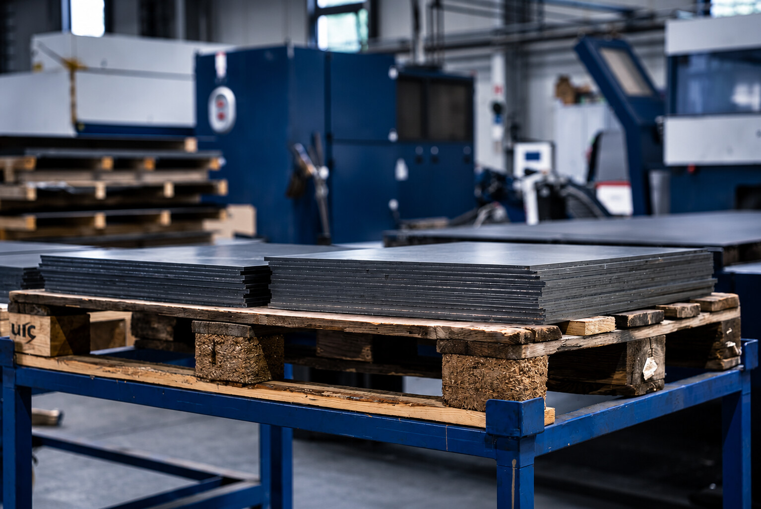 Gestapelte Metallbleche im Materiallager von ACROSS Solutions in Metal.
