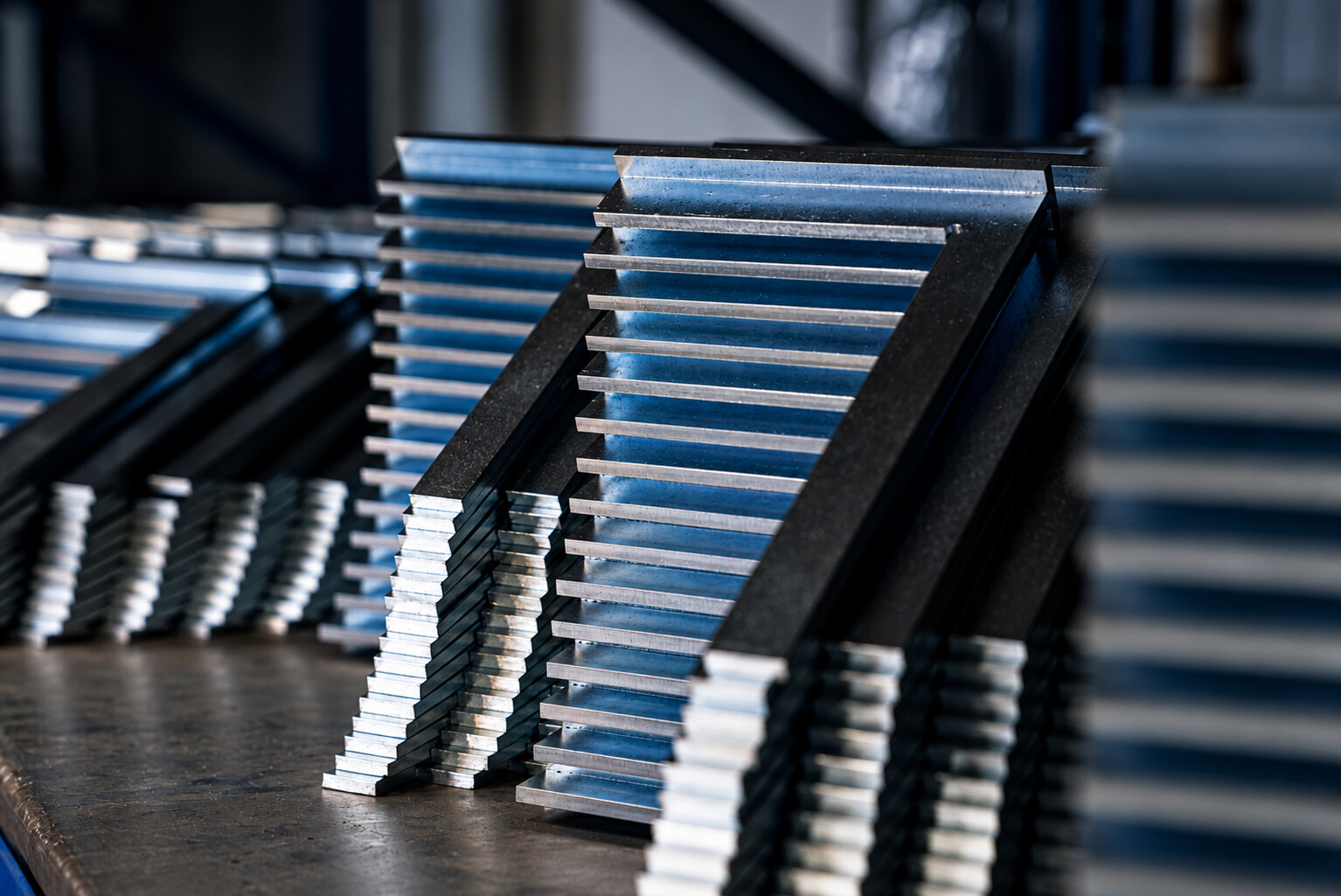 Gestapelte Metallprofile im Materiallager von ACROSS Solutions in Metal.