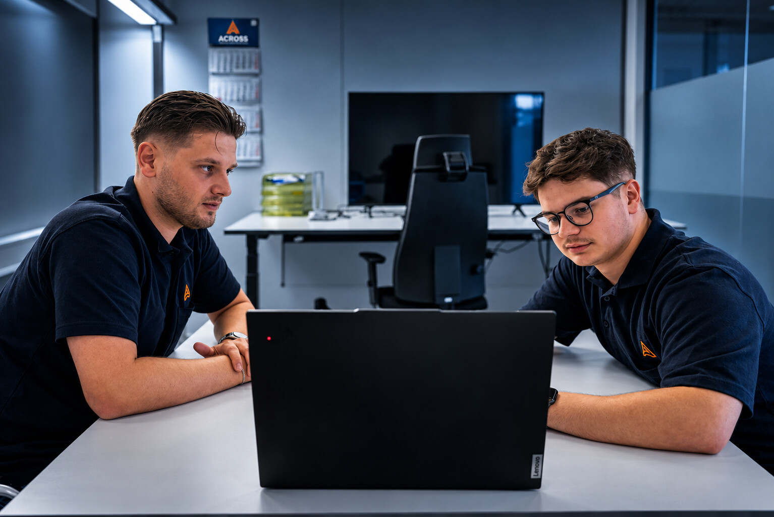 Zwei Mitarbeiter besprechen technische Inhalte bei ACROSS Solutions in Metal.