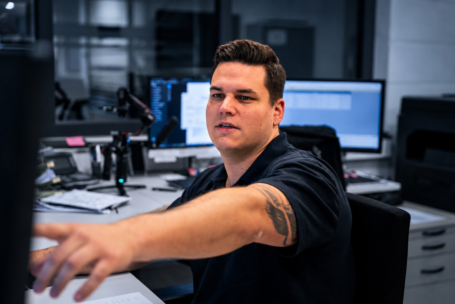 Mitarbeiter bei der technischen Planung am Arbeitsplatz von ACROSS Solutions in Metal.