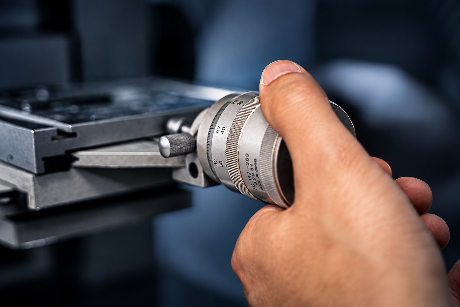 Mitarbeiter stellt ein Präzisionsmessgerät bei ACROSS Solutions in Metal ein