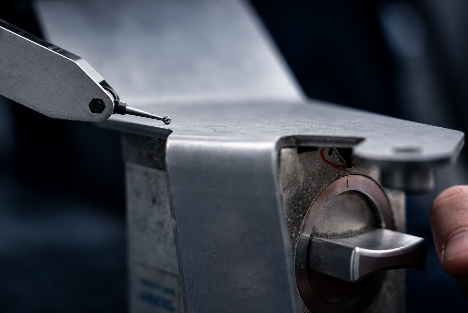 Messsonde bei der Präzisionsprüfung eines Metallbauteils bei ACROSS Solutions in Metal.