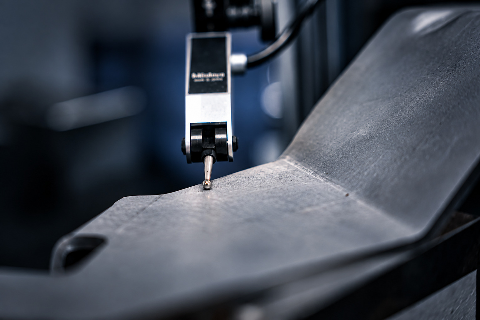 Präzisionsmessung an einem Metallbauteil bei ACROSS Solutions in Metal