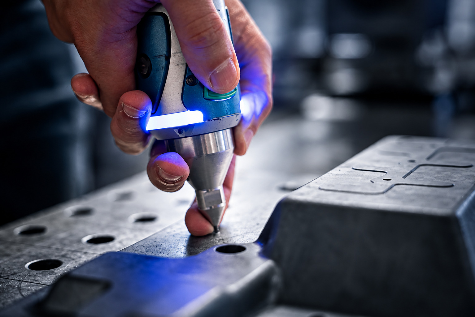 Handgeführte Prüfung eines Metallbauteils bei ACROSS Solutions in Metal