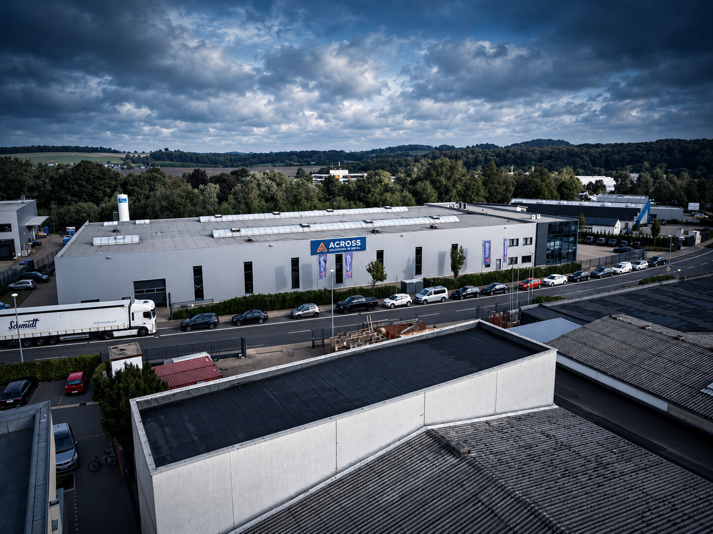 Luftaufnahme des Unternehmensgebäudes von ACROSS Solutions in Metal.